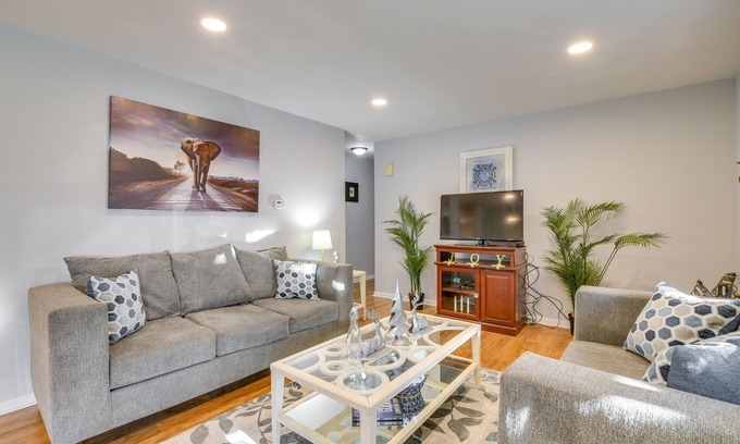 Country Club Hills Casa | Country Club Hills Home: Walk to Rec Center!