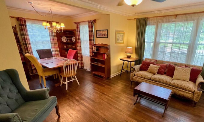 Memphis Casa | Country Cottage near University of Memphis