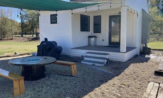 Swink Cabaña | Country Cottage on 50 Acre Farm. Fishing, farm animals, tranquillity!