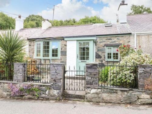 Bangor Casa | Country Cottage with Hot-Tub and Cosy Log Burner
