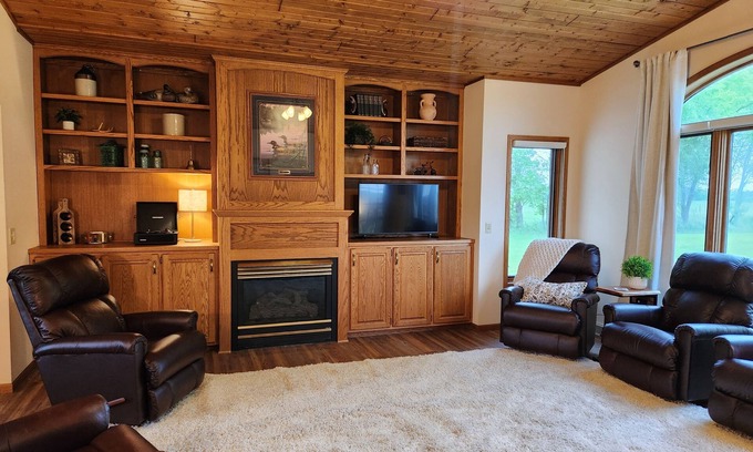 Hutchinson Casa | Country Escape 2BR, 2Ba, Lg Living, Fireplaces Crow River Winery Wedding Guests