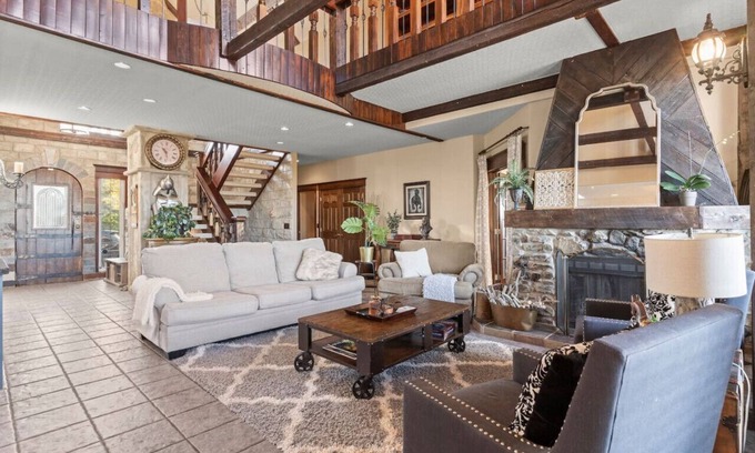 De Winton Casa | Country Escape - Acreage Home with Park