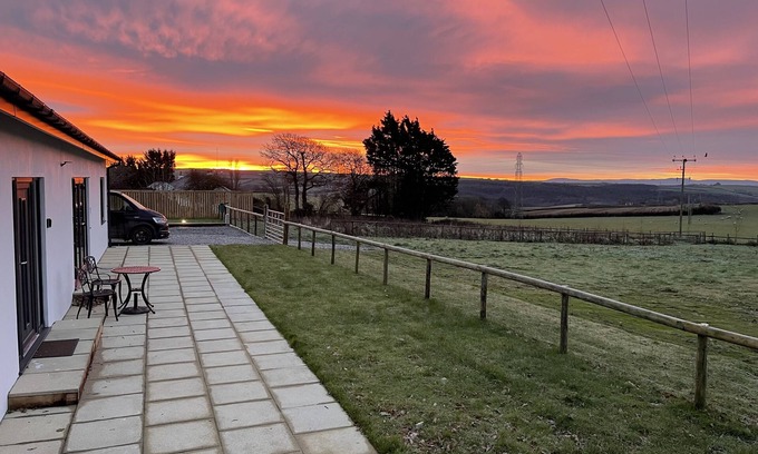 Westleigh Casa | Country Escape with hot tub