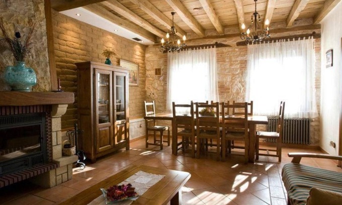 Canalejas de Penafiel Casa | Casa rural 'Las Espigas' con vistas a la montaña, terraza privada y Wi-Fi