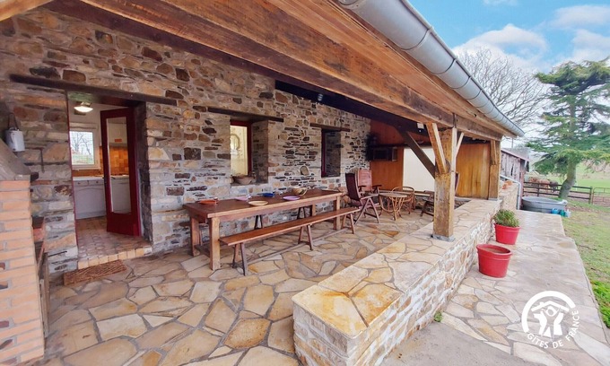 Saint-Aignan-sur-Roe Cabaña | Casa rural con terraza y chimenea, accesible PMR, cerca de actividades acuáticas