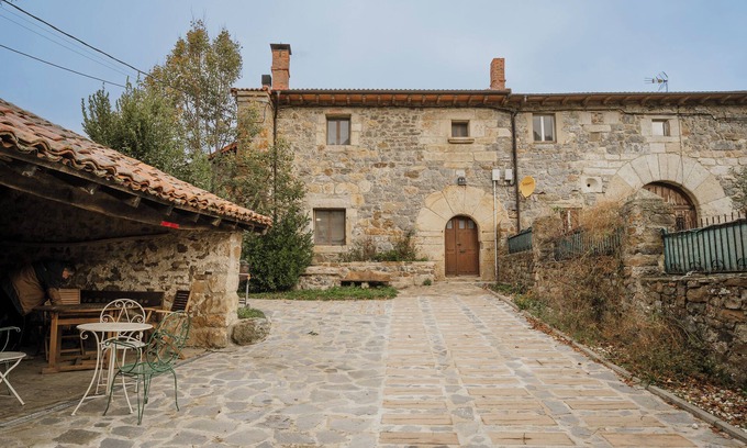 La Pernia Casa | Casa rural 'La Casa Del Diezmo De La Montaña' con vistas a la montaña, terraza privada y Wi-Fi