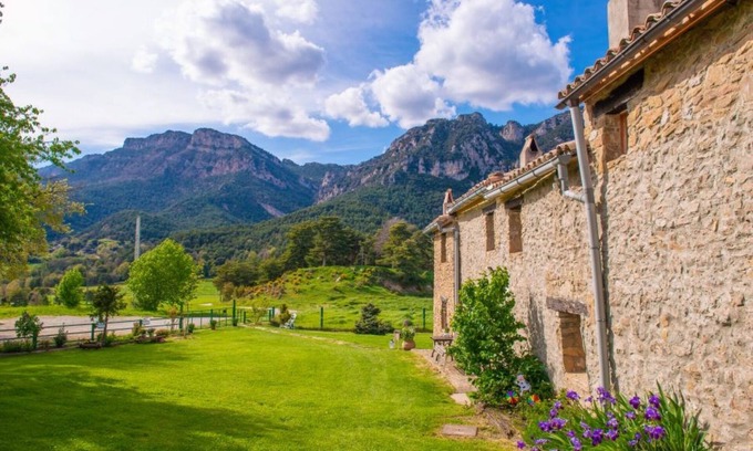 Capolat Casa | Casa rural 'Can Caubet I' con vistas a la montaña, piscina compartida y Wi-Fi