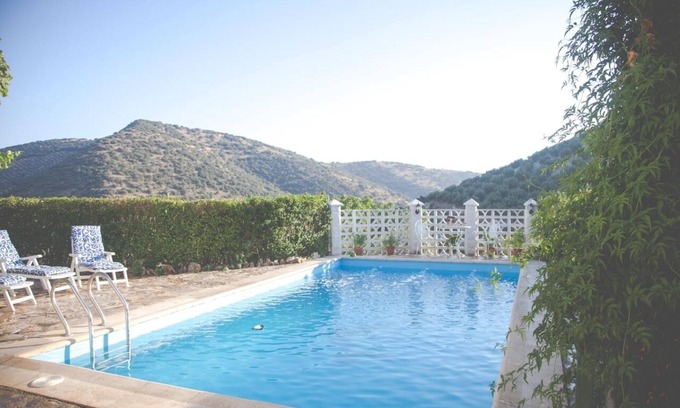 Almedinilla Villa | Casa de campo Cortijo Colomo con vistas a la montaña, piscina, jardín y Wi-Fi