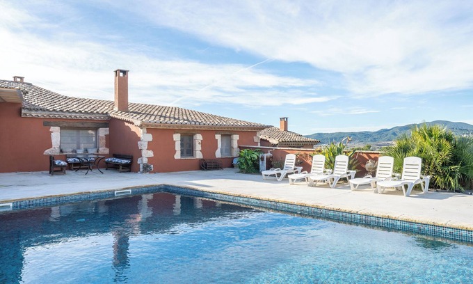Torrelles de Foix Casa | Casa rural 'Ca La Munda-Can Cruset' con vistas a la montaña, piscina privada y Wi-Fi