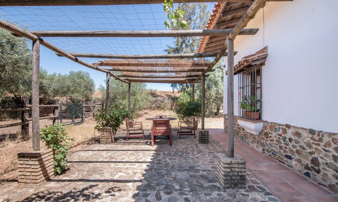 El Campillo Casa | Casa rural 'Jara' con vistas a la montaña, piscina compartida y jardín compartido