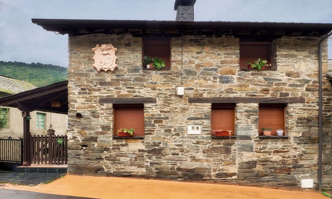 San Pedro de Olleros Casa | Casa rural 'La Casa Del Manco' con vistas a la montaña, terraza compartida y Wi-Fi