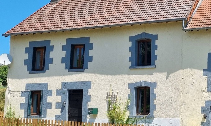 Janaillat Casa | Casa de campo 'Meadow View - Grande Gîtes' con piscina privada, terraza privada y Wi-Fi