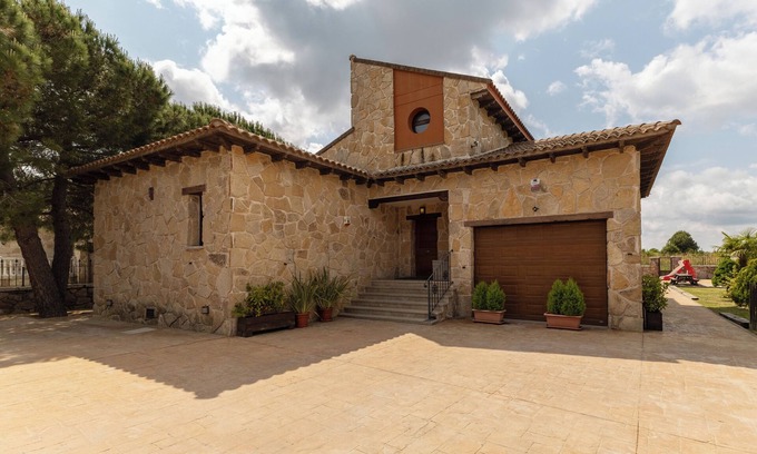 El Berrueco Casa | Casa rural 'Sierra Norte' con vistas a la montaña, piscina privada y Wi-Fi