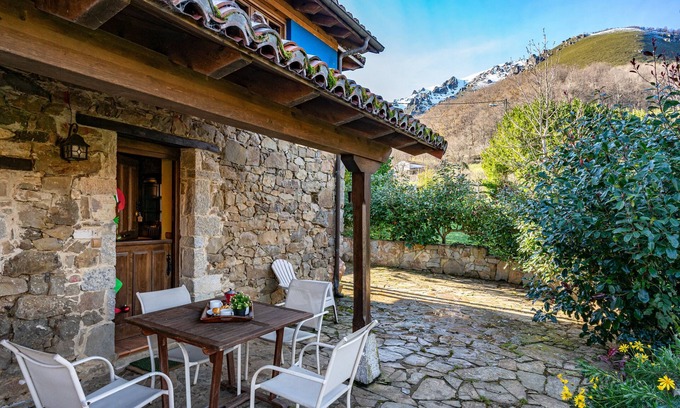 Quiros Casa | Casa rural 'Valle De Bueida Viscárcel' con vistas a la montaña, jardín privado y Wi-Fi