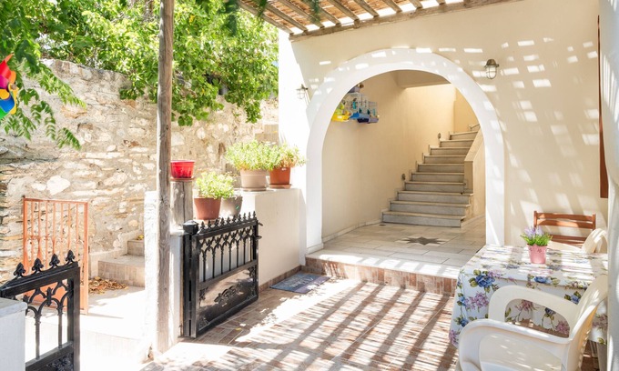 Melanes Villa | Casa de campo 'Villa Emmanuela' con vistas a la montaña, terraza privada y Wi-Fi