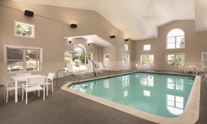 Hollins Hotel | Country Inn & Suites by Radisson, Roanoke, VA