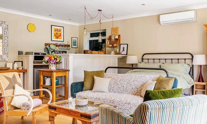 Bradford-on-Avon Cabina | Country Retreat, Wood Burning Stove, Air Con, Parking & Dog Play Fields nr Bath