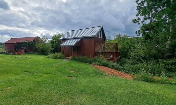 North Freedom Cabaña | 170 Year old countryside cottage with deck - Location near Devil's Lake