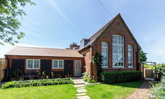 Aldborough Casa | Countryside Victorian schoolhouse, full of character and history, close to Holt.