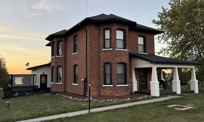 Carrying Place Casa | County Cove: Newly Renovated Century Home