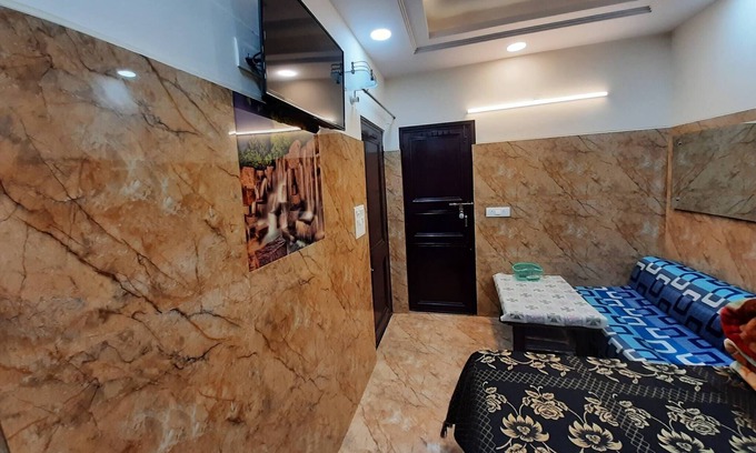 New Delhi Apartamento | Couple Friendly Private Flat in Posh Lajpat Nagar