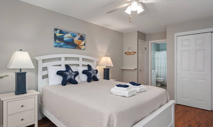 Manteo Condominio | Couples Retreat in Pirates Cove