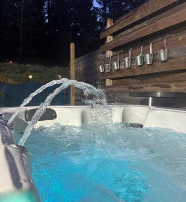 Gerardmer Apartamento | Cour ancienne école avec Jacuzzi privé