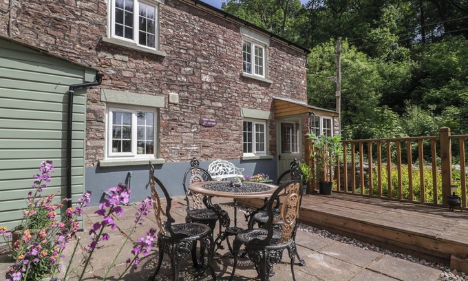 Blakeney Cabaña | COURT HOUSE COTTAGE, pet friendly, with open fire in Blakeney