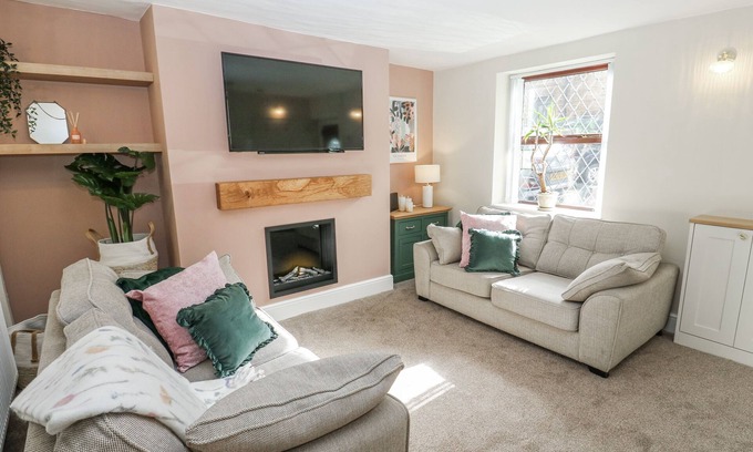 Uppermill Cabaña | COURT STREET COTTAGE, family friendly, with a garden in Uppermill