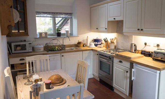 Longford Cabaña | Rural-Baño Privado-Vista al campo-Courtyard Cottage