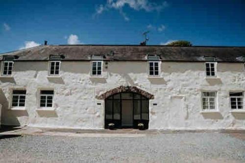 Milford Haven Casa | Courtyard Cottage with hot tub and walled garden