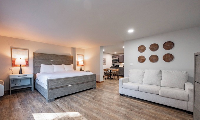 Thayerville Hotel | Cove Creek Lodge: 108 Lakeside Executive King Suite