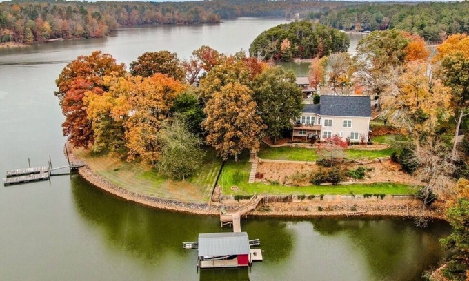 Troutman Casa | Coventry Cove Lakefront House