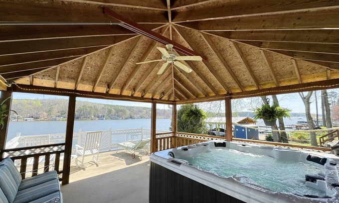 New London Casa | Covered HotTub, Huge Porch, Boat slip @ Badin lake