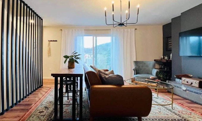 Millvale Apartamento | Covered Parking Industrial Modern Mins from DT/Lville