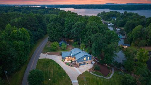 Mayhew Casa | Coves End by AvantStay Dock Game Room Fire Pit Forest Views