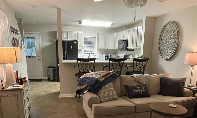 Starkville Casa | “Cowbella” new remodel. 5 minutes from MSU. Super host water view