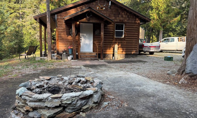 Kellogg Cabina | Cozy 1 & 2 bedroom Cabin Hideaways up the Coeur d'Alene River North Fork