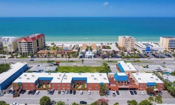 North Redington Beach Condominio | Cozy 1-bedroom condo with fitness room, pool, in lovely North Redington Beach