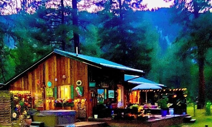 Darby Cabina | Cozy 1-bed cabin couples get-away w/ hot tub and Starlink high-speed internet