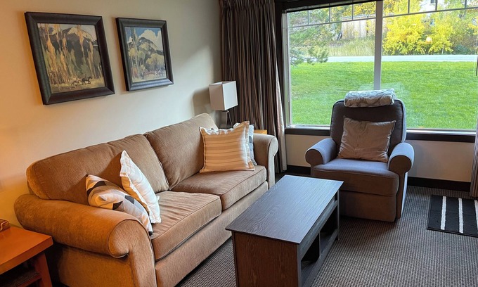 Dead Man's Flats Condominio | Cozy 1-bedroom condo with fitness room, WiFi in brilliant Dead Man's Flats