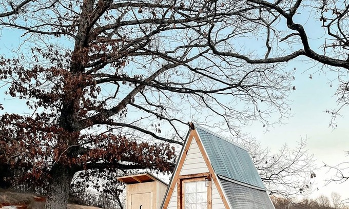 Washington County Cabina | Cozy 1-bedroom A-Frame nestled on a farm overlooking the Blue Ridge Mountains