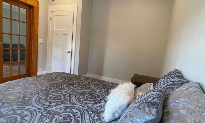 Kirksville Apartamento | Cozy 1-bedroom apartment in awesome Kirksville up one long flight of stairs