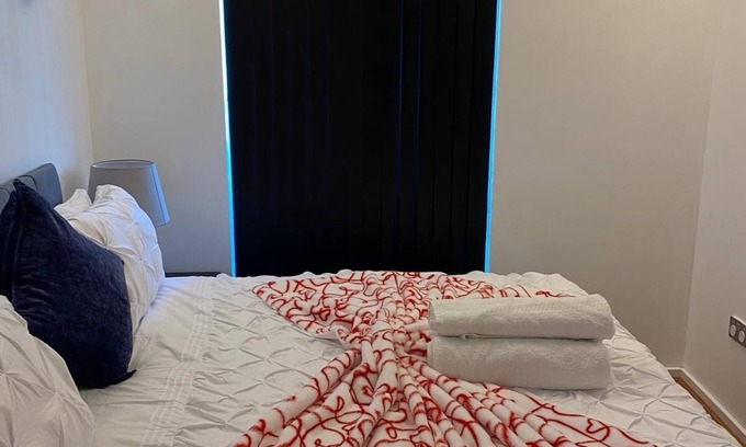 Barking Apartamento | Cozy 1-bedroom apartment, 2 min walk to Barking Station and on-site free parking