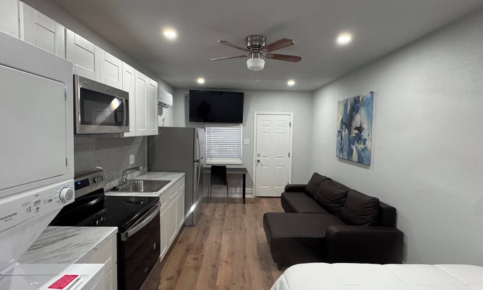 Dallas Apartamento | Cozy 1-Bedroom Apartment-Studio converted from house garage. Wifi, washer/dryer.