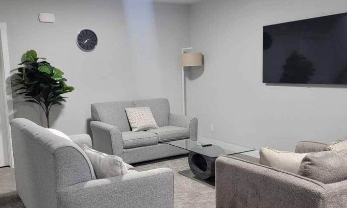 Southwest Calgary Casa | Cozy 1 bedroom basement suite in Southwest Calgary