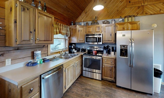 Gatlinburg - Pigeon Forge Cabina | Cozy 1 Bedroom Cabin by RedAwning