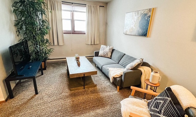 Roosevelt Apartamento | Cozy 1-Bedroom Close to NDSU and Downtown (APT 2)