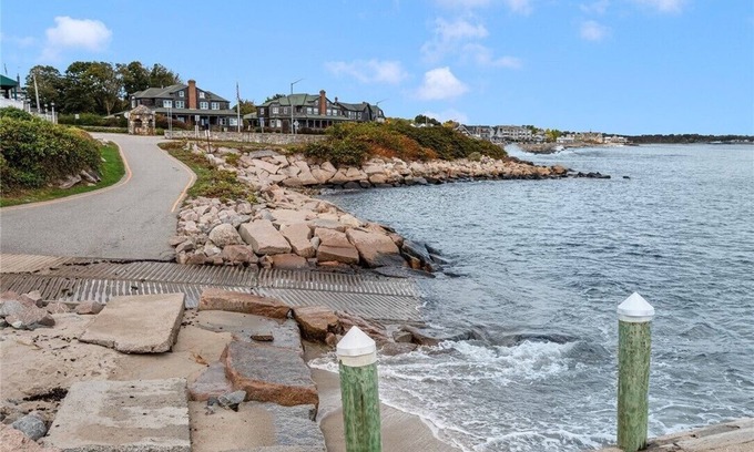 Narragansett Condominio | Cozy 1-bedroom condo in the heart of charming Narragansett with WiFi