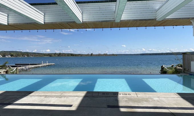 Onekama Condominio | Cozy 1-bedroom condo on Lake Portage